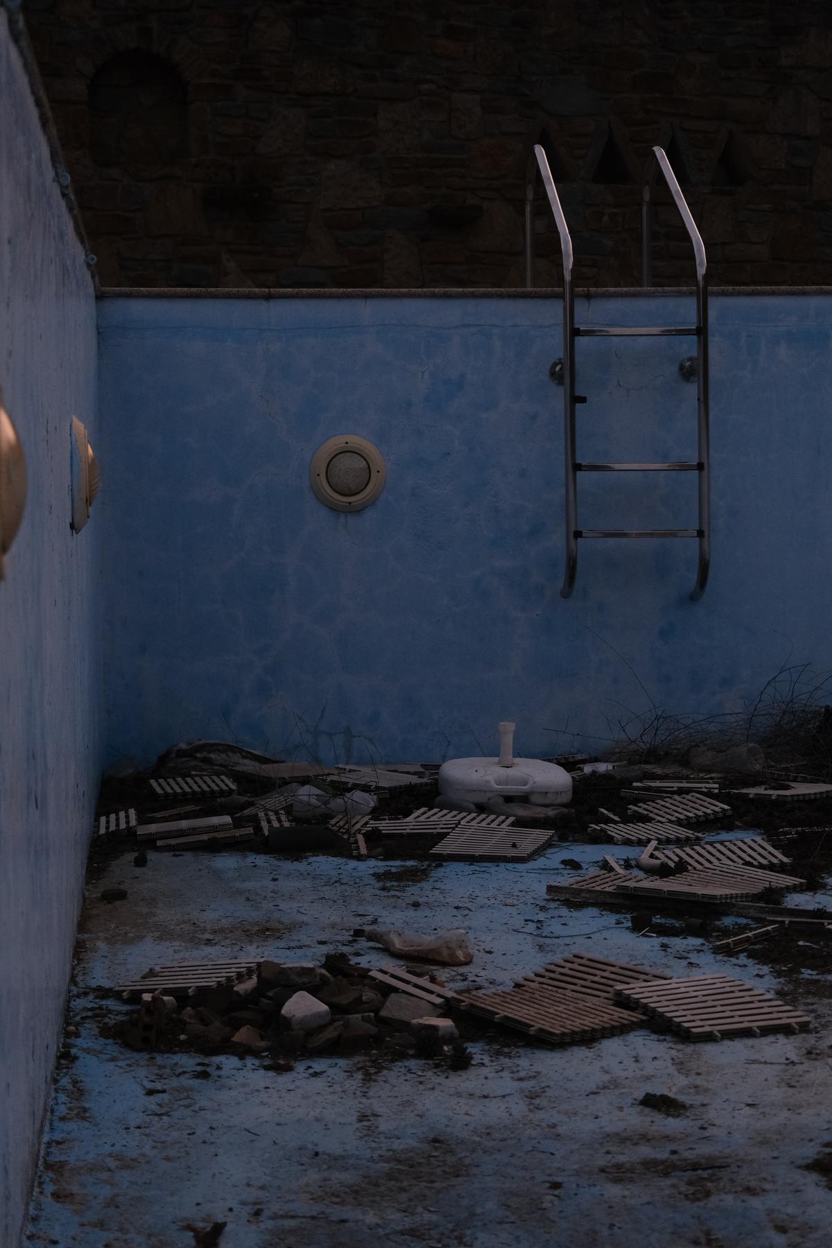 A disused pool, faded and filled with trash, between Smíxē and Alatópetra, Greece 