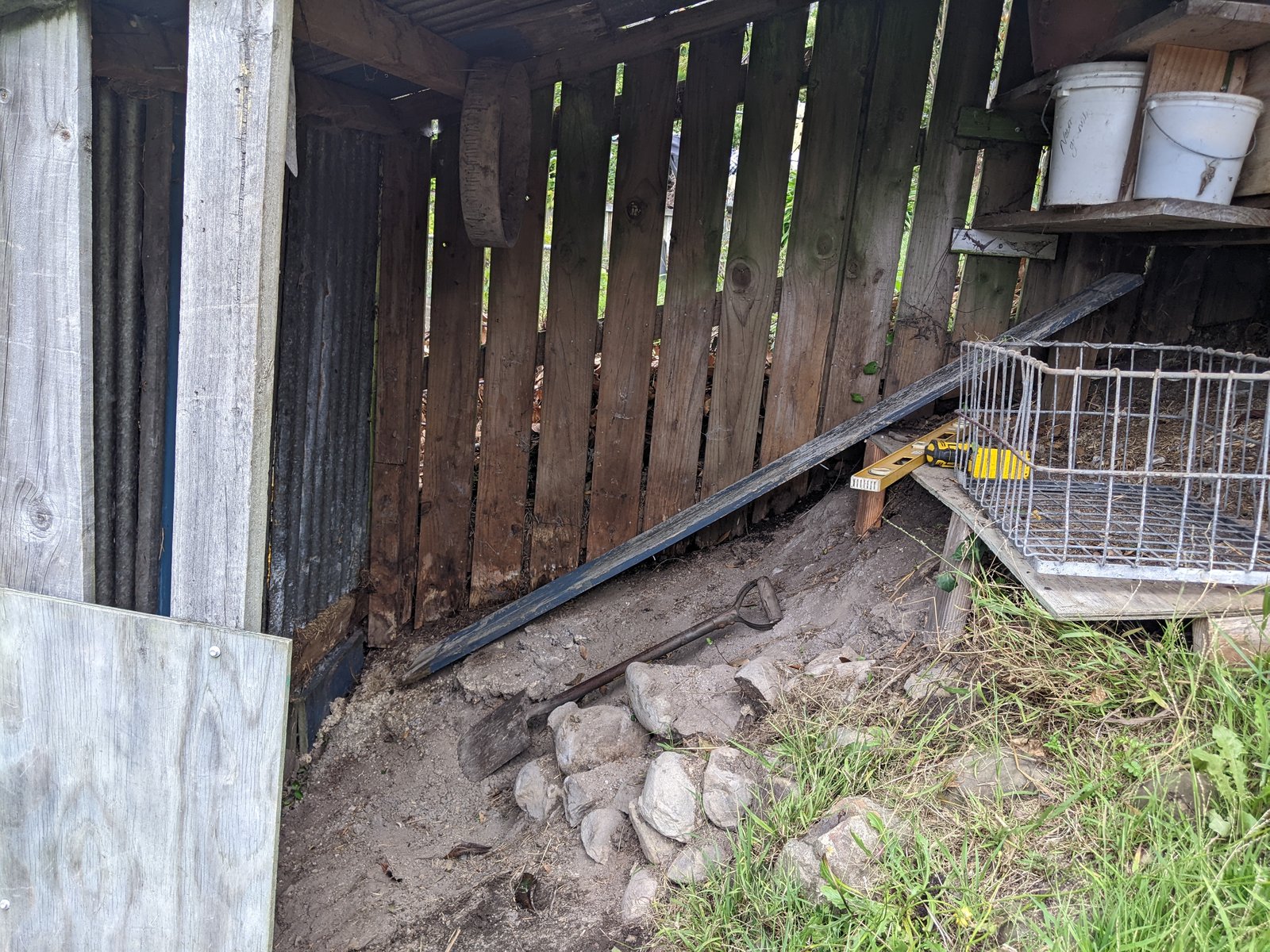 The shed, emptied but without shelves